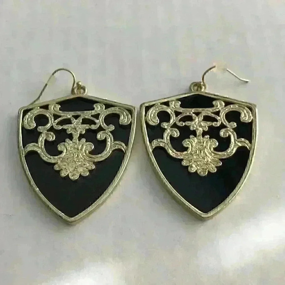 Olivia Welles new Annabelle Detail Earrings - Picture 6 of 8